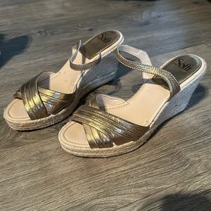 Like new 9.5 Sofft Wedge Sandals